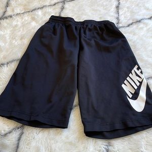 Nike SB boys large black shorts